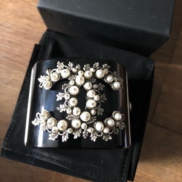 CHANEL-AUTHENTIC (Preowned) Black Faux Pearl & Silver Leaf Hinge Bracelet - Picture 4 of 15